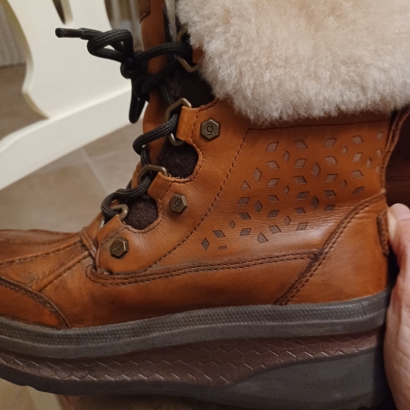 UGG Waterproof Leather Lace Up Boot with Sherling fur Size 7 Gorgeous - Picture 7 of 16